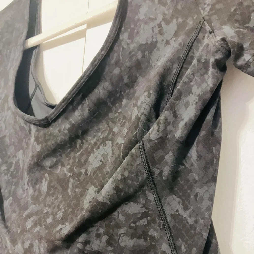 🖤✨ LULULEMON ALIGN T-SHIRT (INCOGNITO CAMO, SIZE 6) ✨🖤